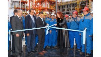 Cristina junto a Galuccio y Scioli en la planta de YPF.