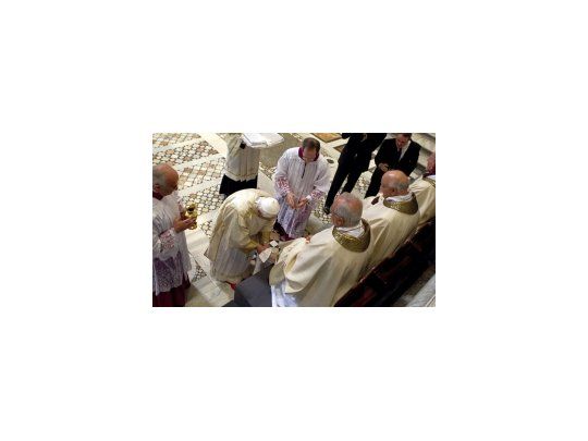 Durante la jornada, numerosos clérigos y cardenales expresaron su solidaridad al pontífice por las críticas recibidas por su gestión del fenómeno de la pedofilia de los sacerdotes.