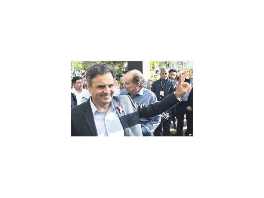 Un sonriente Aécio Neves llegó ayer junto con su compañero de fórmula, Aloysio Nunes, al comité del PSDB.   El representante “tucano” obtuvo 33,55% de los sufragios, una cifra superior a la que le otorgaban los sondeos.