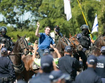 Poco serio: Bolsonaro arengó una marcha partidaria en Brasilia sin usar tapabocas y montando un caballo.