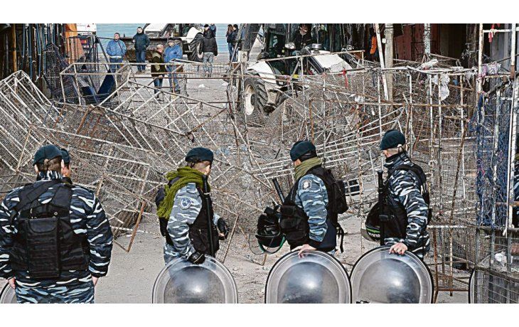 Operativo. Con topadoras desmontaron los puestos que se encontraban en las calles. Por la tarde hubo incidentes entre puesteros y la Policía.