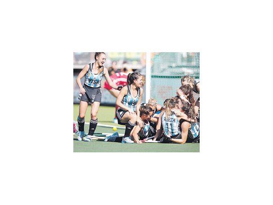 Todas abrazan a Rebecchi, la autora del tanto del triunfo para Las Leonas. Las dirigidas por Retegui buscarán mañana el primer puesto.