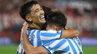 Abrazo y sonrisa. Racing goleó a Newells en Rosario.&nbsp;