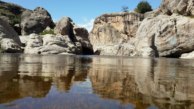 Córdoba sorprende con balnearios que combinan paisajes serranos y aguas cristalinas.