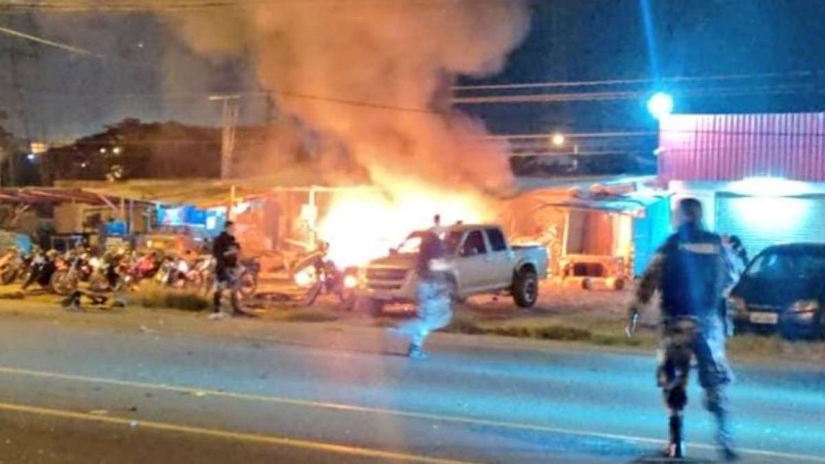 a car explodes in front of a prison in dangerous Guayaquil