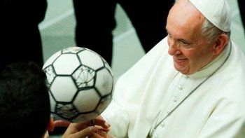 el gesto futbolero del papa francisco y un mensaje para la humanidad: vacunarse es un acto de amor