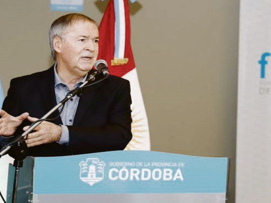 foco. El gobernador Juan Schiaretti, durante el anuncio ayer de créditos para comercios “que tal vez no recibieron ningún beneficio”.