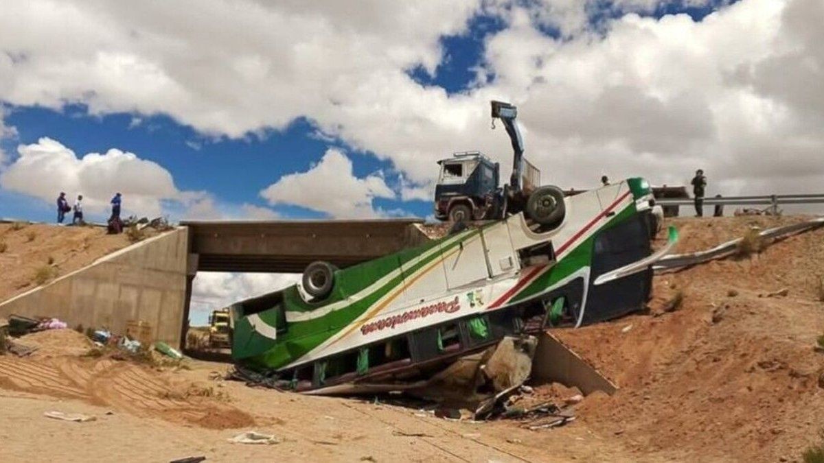 Tragedy in Bolivia: a micro overturned and 19 people were traveling towards Argentina