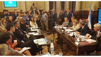 La presencia de la ministra en la Cámara alta fue requerida por varios senadores del bloque PJ-FPV luego de que se diera a conocer el comunicado conjunto firmado por Argentina y Gran Bretaña, en el que ambos países manifestaron su voluntad de dialogar sobre cooperación en diferentes áreas.
