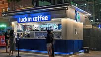 Los locales de venta de Luckin Coffee en China se caracterizan por ser apenas puntos de entrega del café, que se compra a través de una aplicación.