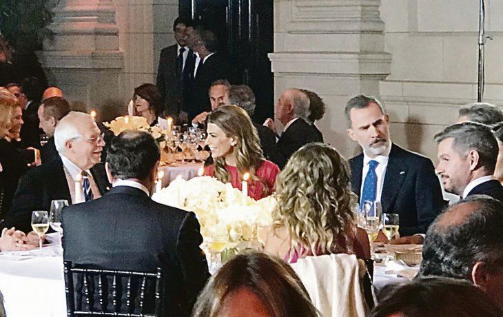 gala.&nbsp; En la mesa principal, los reyes, Juliana Awada, Macri, Marcos Peña y su esposa, entre otros.