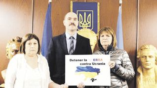 Conflicto. Graciela Ocaña, Sergiy Nebrat y Patricia Bullrich ayer en la Embajada argentina de Ucrania.
