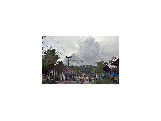 La erupción del volcán Merapi  complica más el panorama y suman 38 los fallecidos y 50 mil los evacuados