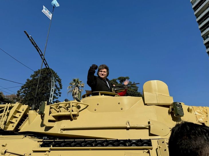 Javier Milei se subió a un tanque del ejército tras participar del Tedeum este 9 de julio. 