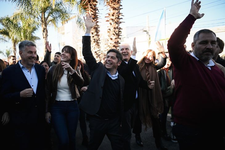 Kicillof recorre las ochos secciones electorales como parte de la campaña.