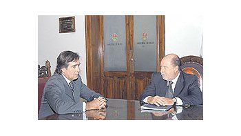 El cónsulchileno enRosario,José MiguelMenchaca,ayer conJorge Busti.Preocupabloqueo acamionescon materialesparaconstrucciónde papeleras.Ocho deellos ayervolvieron aChile.