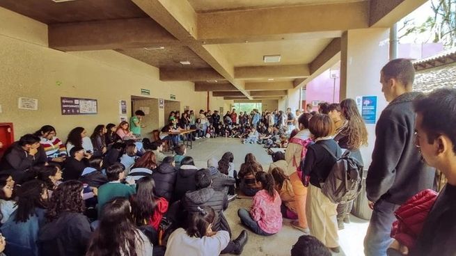 Asamblea en la Facultad de Filosofía y Letras de la UNT.