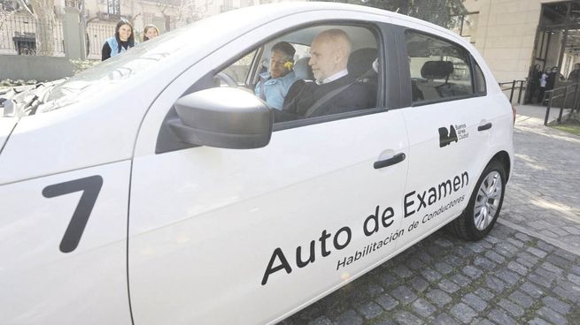 examen.  Horacio R. Larreta presentó los automóviles doble comando que se utilizarán para el examen requerido para obtener la licencia de conducir. La práctica será en la calle.