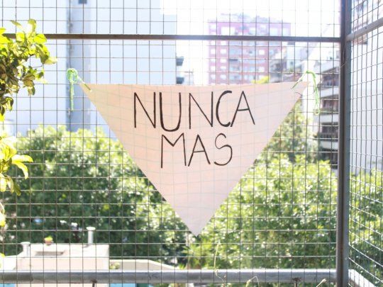 El Nunca Más inundó la ciudad desde los balcones.&nbsp;