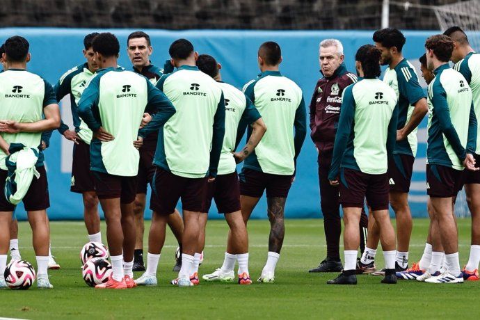 La charla de Javier Aguirre y Rafa Márquez con el plantel durante el último entrenamiento, en la previa al juego de esta noche ante Estados Unidos.