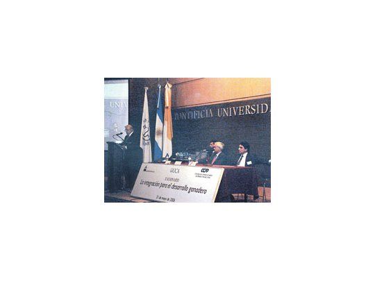 Los presidentes del Mercado de Liniers y del Centro de Consignatarios de Productos del País expusieron durante la jornada realizada en la UCA.