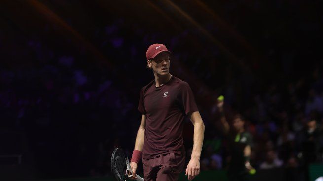 Jannik Sinner venció facilmente a Francisco Cerúndolo por 7-5 y 6-1.