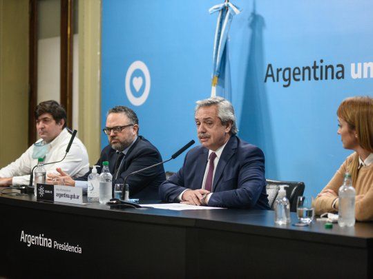 Fernández anunció la firma del DNU con la intervención de la empresa.