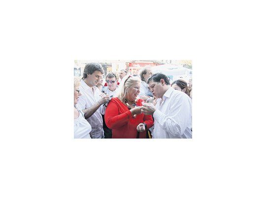 Alfonso Prat Gay y Elisa Carrió, en ronda de autógrafos. De ahora en adelante la jefa de la Coalición Cívica se interna en la provincia de Buenos Aires para descontar diferencia con el peronismo disidente.