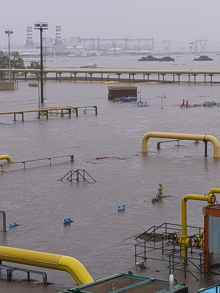 Tapada por el agua. Así quedó la planta de gas ubicada en Bahía Blanca.