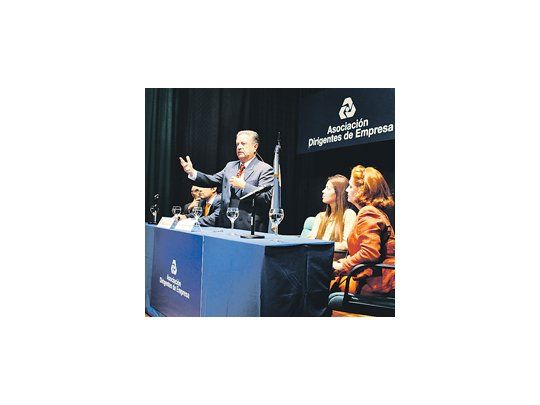 Eduardo Duhalde disertó ante empresarios acompañado por Gerónimo «Momo» Venegas y el rabino Sergio Bergman.