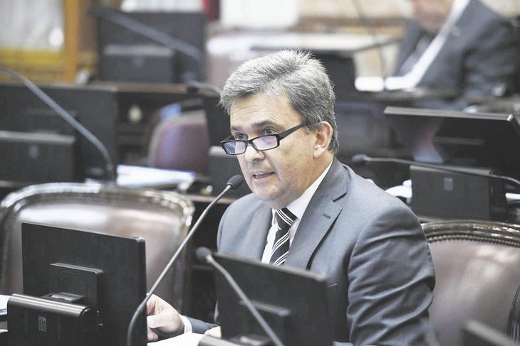 Víctor Zimmermann se tomó licencia para asumir como ministro en Chaco. Víctor Zimmermann se tomó licencia para asumir como ministro en Chaco.