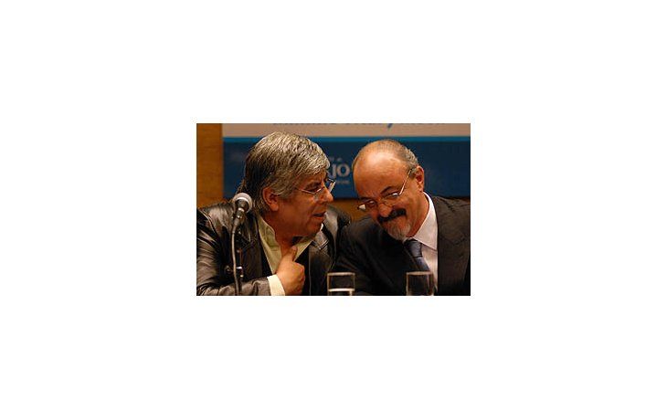 Moyano y Tomada, ayer, en el Ministerio de Trabajo durante el anuncio del aumento del salario mínimo.