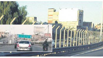 ámbito.com | Sobre la pared de un edificio que da a la Autopista Illia hay una estructura metálica que el propietario de la casa pensaba comercializar para publicidad. En la zona hay unos 20 carteles y muchos están en infracción.