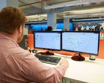Un geógrafo trabaja en la digitalización de todos los mapas interactivos de la Ciudad. Un geógrafo trabaja en la digitalización de todos los mapas interactivos de la Ciudad.