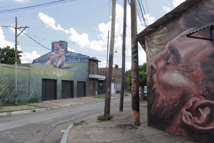 Las calles de La Bajada reúnen varias obras dedicadas a Messi y conforman un circuito turístico que atrae visitantes durante todo el año al barrio donde comenzó su historia
