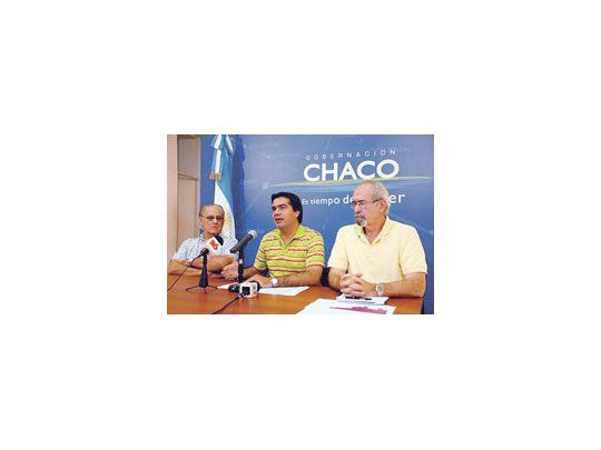 El viceministro de Salud de la Nación, Carlos Soratti; el gobernador Jorge Capitanich y el experto cubano Eric Martínez Torres, durante la conferencia de ayer en la que brindaron en último informe sobre el avance del flagelo.