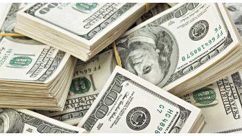 Inesperado salto del dólar: subió 14 centavos a $ 17,90 y tocó su mayor valor desde las PASO