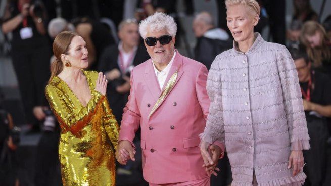 Moore, Almodóvar y Swinton en el estreno en Venecia.&nbsp;