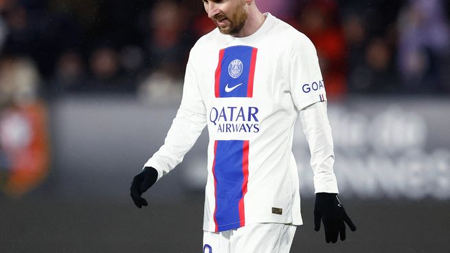 Desazón. Lionel Messi se retira cabizbajo tras la derrota de PSG a manos de Rennes.