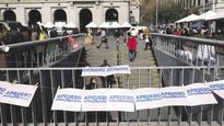 CAMPAÑA. Simpatizantes del nuevo proyecto constitucional desplegaron panfletos en el centro de Santiago.