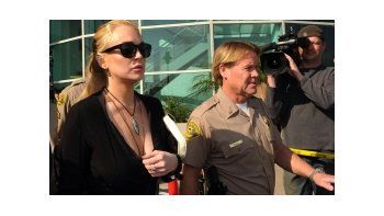 Lindsay Lohan, rodeada por la Policía.