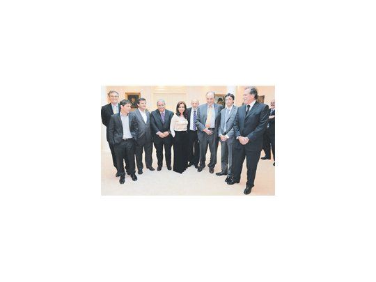 Cristina de Kirchner y el ministro Axel Kicillof junto a banqueros como Claudio Cesario (ABA), Carlos Heller, Juan Ignacio Forlón (Abappra) y Jorge Brito (ADEBA) y el sindicalista Sergio Palazzo (Asociación Bancaria) entre otros dirigentes que participaron del acto de firma de paritarias de bancarios y Comercio en Olivos.