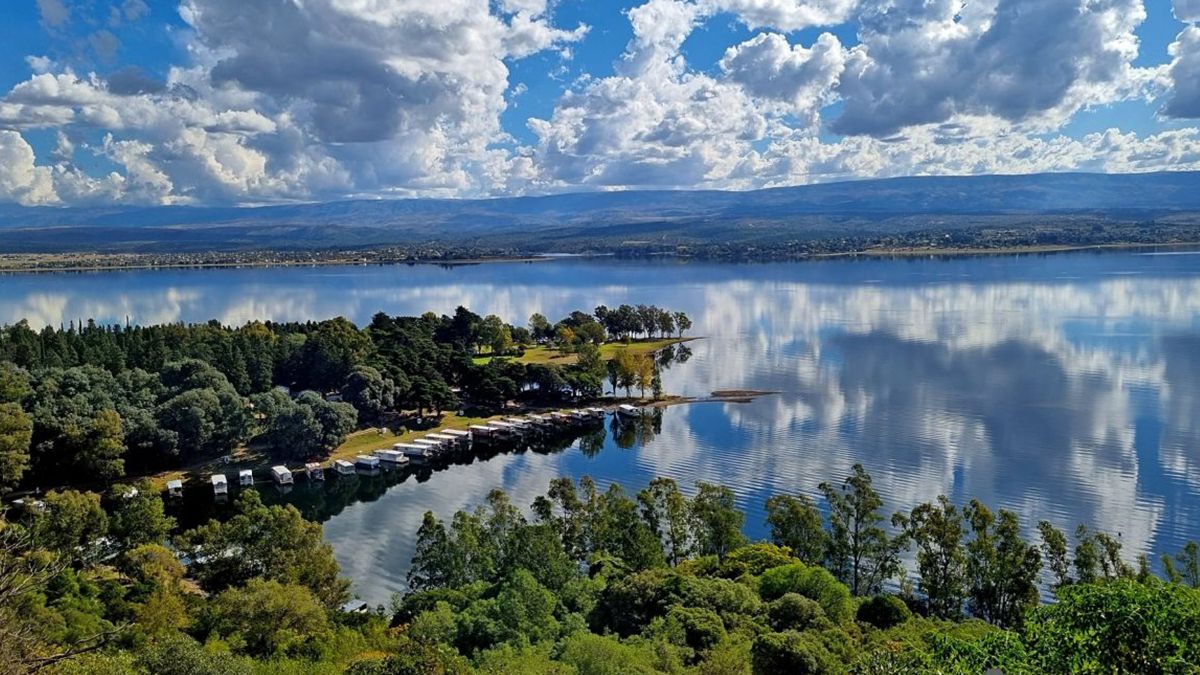 The town of Córdoba surrounded by Sierras and a wonderful lake