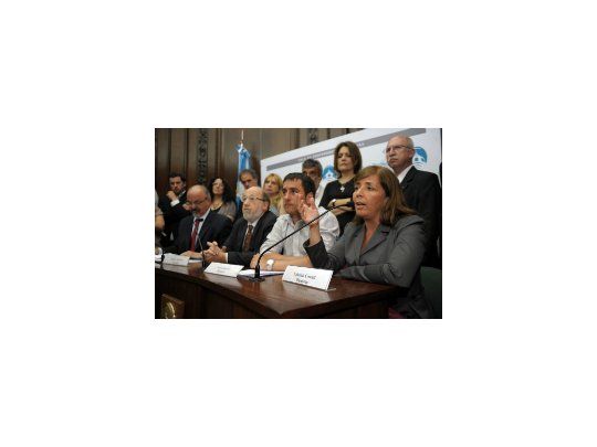 Los legisladores porteños (de der. a izq), Gabriela Cerruti, Juan Cabandié y Eduardo Epzsteyn, además del ministro de Trabajo de la Nación, Carlos Tomada.