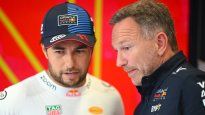 Christian Horner platica con Checo Pérez. Para el jefe de Red Bull, el mexicano perdió tiempo en sobrepasar a Norris y Albon y esos fueron los momentos en donde perdió la posibilidad de ganar la carrera.