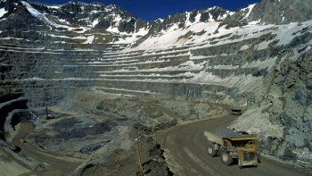 Los Azules, a cargo de la empresa McEwen Mining, con sede principal en Toronto, Canadá, y su subsidiaria Andes Corporación Minera en laArgentina, está ubicado al norte de Pachón, a unos 150 kilómetros de la Villa Calingasta.