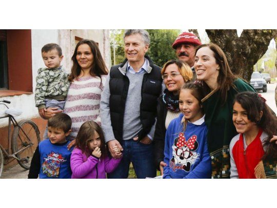 Mauricio Macri junto a su hija Antonia, la gobernadora Vidal y vecinos