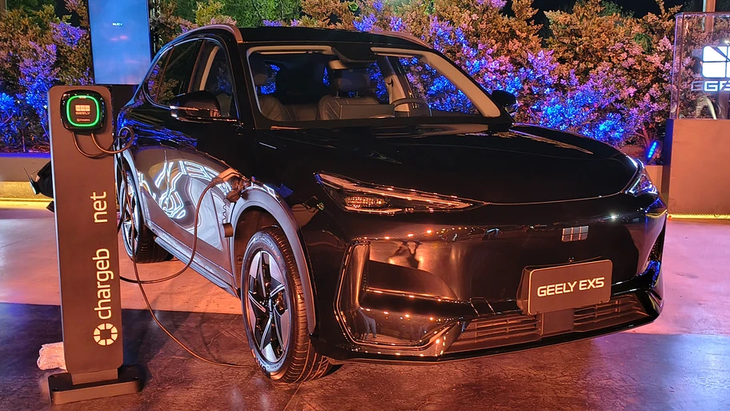 Su motor eléctrico de 214 CV (160 kW) y 320 Nm de torque, junto a su unidad de propulsión 11 en 1 y batería de 60,22 kWh de fosfato de hierro y litio, permite acelerar de 0 a 100 km/h en 6,9 segundos y alcanzar una velocidad máxima de 175 km/h. Su motor eléctrico de 214 CV (160 kW) y 320 Nm de torque, junto a su unidad de propulsión 11 en 1 y batería de 60,22 kWh de fosfato de hierro y litio, permite acelerar de 0 a 100 km/h en 6,9 segundos y alcanzar una velocidad máxima de 175 km/h.