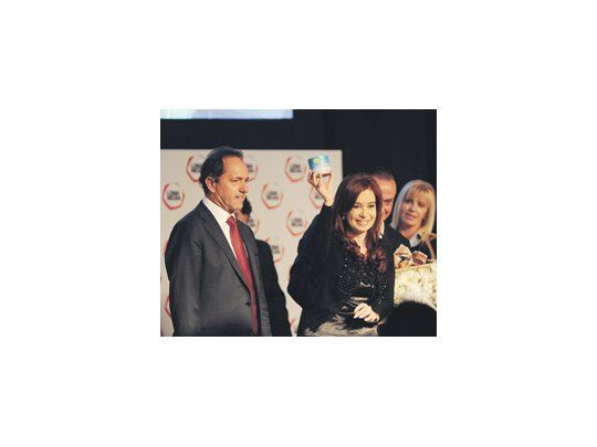 Cristina de Kirchner se mostró ayer junto a Daniel Scioli en un acto en la provincia de Buenos Aires, único distrito de los «grandes» donde la proyección electoral es claramente favorable.