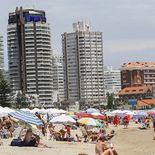 Como en cada temporada, en Punta del Este se activa el entramado de negocios entre playa y eventos informales. Como en cada temporada, en Punta del Este se activa el entramado de negocios entre playa y eventos informales.
